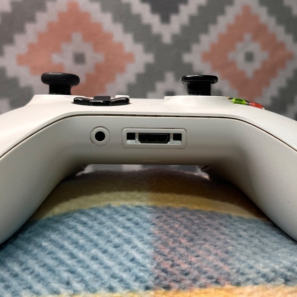 Slightly Scuffed Xbox One Wireless White Controller - Picture 6 of 6